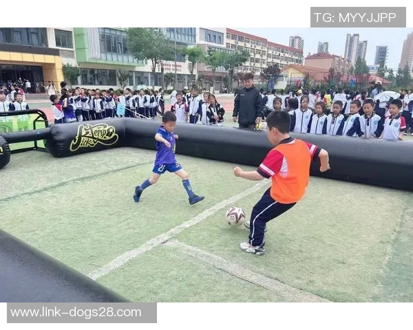 足球场上的青春旋律与女孩们的梦想交织成的美丽篇章